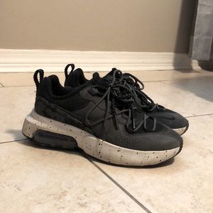 Nike tennis shoes size 6.5 womens . good condition